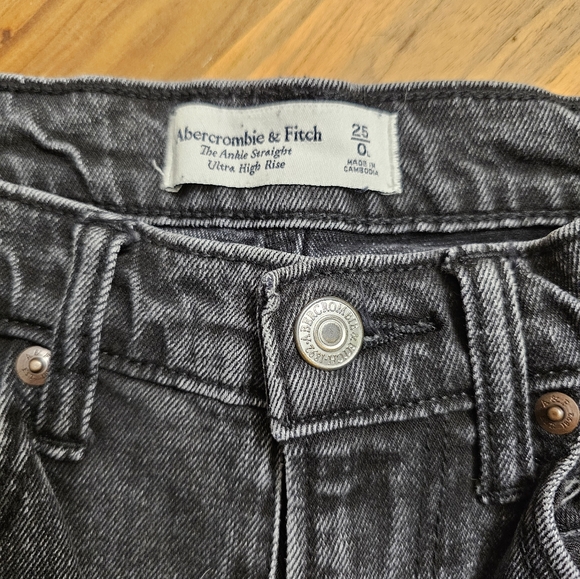 Abercrombie Ultra High Rise Ankle Straight Jeans - Picture 4 of 4
